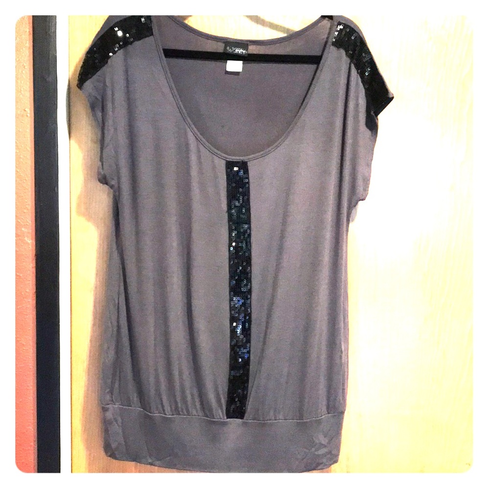 Day trip top with sequin